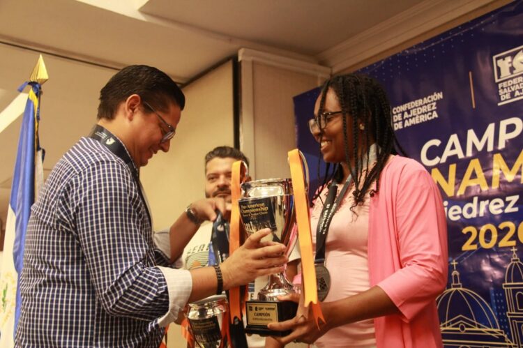 La Gran Maestra Oleiny Linares (d), de Cuba, triunfó en la convocatoria absoluta para mayores de 35 años, en el Campeonato Panamericano Máster y Sénior de Ajedrez de San Salvador 2026. Foto: Confederación de Ajedrez de América.