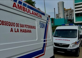 Ambulancias donadas a Cuba por la ciudad rusa de San Petersburgo. Foto: Tomada del perfil en Facebook de la Embajada de Rusia en Cuba.