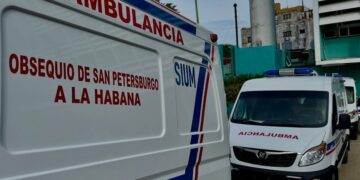 Ambulancias donadas a Cuba por la ciudad rusa de San Petersburgo. Foto: Tomada del perfil en Facebook de la Embajada de Rusia en Cuba.