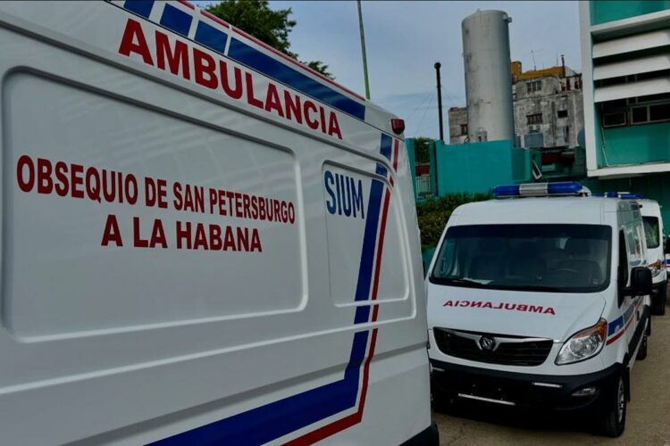 Ambulancias donadas a Cuba por la ciudad rusa de San Petersburgo. Foto: Tomada del perfil en Facebook de la Embajada de Rusia en Cuba.