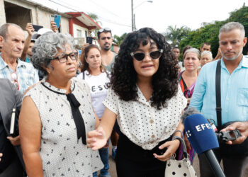 La creadora de contenido y activista cubana, Anna Sofía Benítez Silvente (conocida como Ana Bensi en las redes sociales), acompañada de su madre, Caridad Silvente, habla con periodistas a su llegada al Tribunal Municipal este jueves, en La Habana. Foto: EFE/ Ernesto Mastracusa.