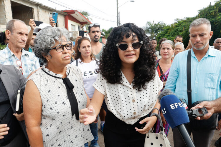La creadora de contenido y activista cubana, Anna Sofía Benítez Silvente (conocida como Ana Bensi en las redes sociales), acompañada de su madre, Caridad Silvente, habla con periodistas a su llegada al Tribunal Municipal este jueves, en La Habana. Foto: EFE/ Ernesto Mastracusa.