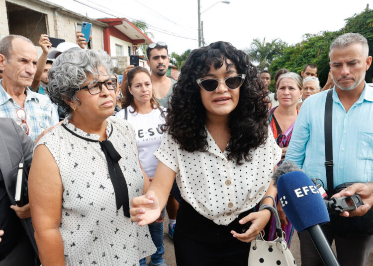 La creadora de contenido y activista cubana, Anna Sofía Benítez Silvente (conocida como Ana Bensi en las redes sociales), acompañada de su madre, Caridad Silvente, habla con periodistas a su llegada al Tribunal Municipal este jueves, en La Habana. Foto: EFE/ Ernesto Mastracusa.