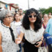 La creadora de contenido y activista cubana, Anna Sofía Benítez Silvente (conocida como Ana Bensi en las redes sociales), acompañada de su madre, Caridad Silvente, habla con periodistas a su llegada al Tribunal Municipal este jueves, en La Habana. Foto: EFE/ Ernesto Mastracusa.