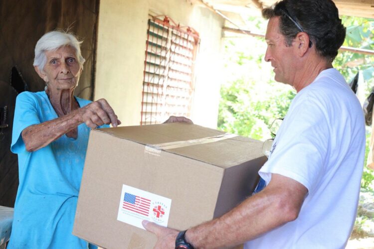 Entrega de ayuda humanitaria de EE.UU. por la Iglesia católica en Cuba. Fto: Tomada del perfil de Facebook de Cáritas Cuba / Archivo.