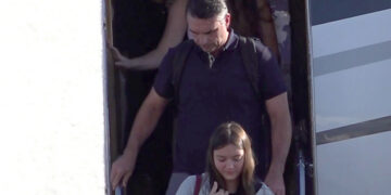 Excandidato presidencial brasileño Flávio Bolsonaro llegando este miércoles al Aeropuerto Ejecutivo de Miami-Opa Locka en Miami. Captura de video: EFE.