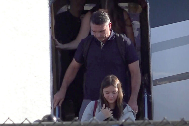 Excandidato presidencial brasileño Flávio Bolsonaro llegando este miércoles al Aeropuerto Ejecutivo de Miami-Opa Locka en Miami. Captura de video: EFE.