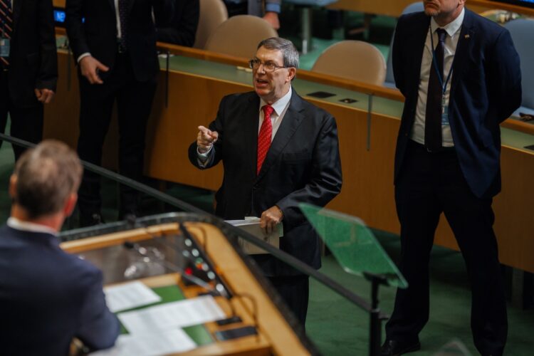 Bruno Rodríguez Parrilla, increpa al representante de Estados Unidos ante las Naciones Unidas, Michael Waltz, durante el debate anual sobre el embargo económico estadounidense contra Cuba en la sede de la ONU en Nueva York. Foto: EFE/EPA/OLGA FEDOROVA.