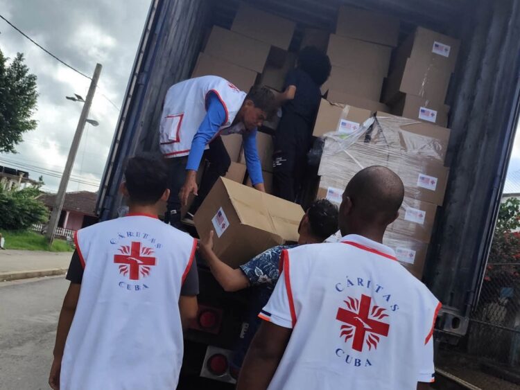 Entrega en Pinar del Río por la organización católica Cáritas de ayuda humanitaria de EE.UU. Foto: Cáritas-Pinar del Río / Facebook.