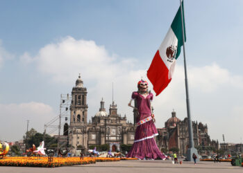 Una catrina de 33 metros de altura en un montaje dedicado al artista José Guadalupe Posada en el Zócalo en Ciudad de México. Foto: EFE/Mario Guzmán.