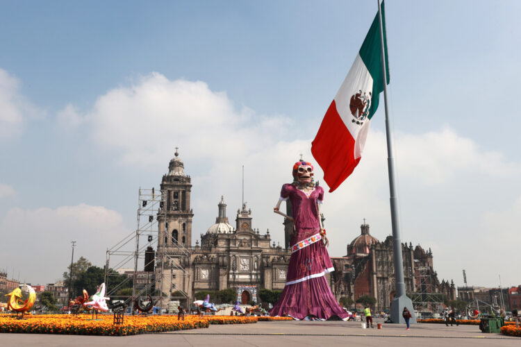 Una catrina de 33 metros de altura en un montaje dedicado al artista José Guadalupe Posada en el Zócalo en Ciudad de México. Foto: EFE/Mario Guzmán.