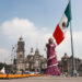 Una catrina de 33 metros de altura en un montaje dedicado al artista José Guadalupe Posada en el Zócalo en Ciudad de México. Foto: EFE/Mario Guzmán.