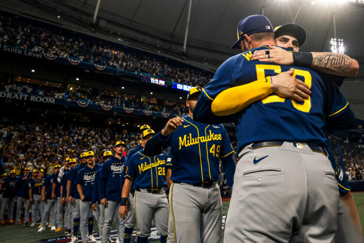 Los Cerveceros Milwaukee están a un paso de coronarse en la Serie Mundial de la MLB. Foto: @Brewers / X.
