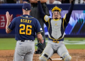 Los Cerveceros de Milwaukee celebran tras barrer a los Dodgers de Los Ángeles, para avanzar a la Serie Mundial de la MLB. Foto: Milwaukee Brewers / Facebook.