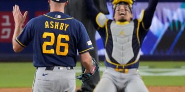 Los Cerveceros de Milwaukee celebran tras barrer a los Dodgers de Los Ángeles, para avanzar a la Serie Mundial de la MLB. Foto: Milwaukee Brewers / Facebook.