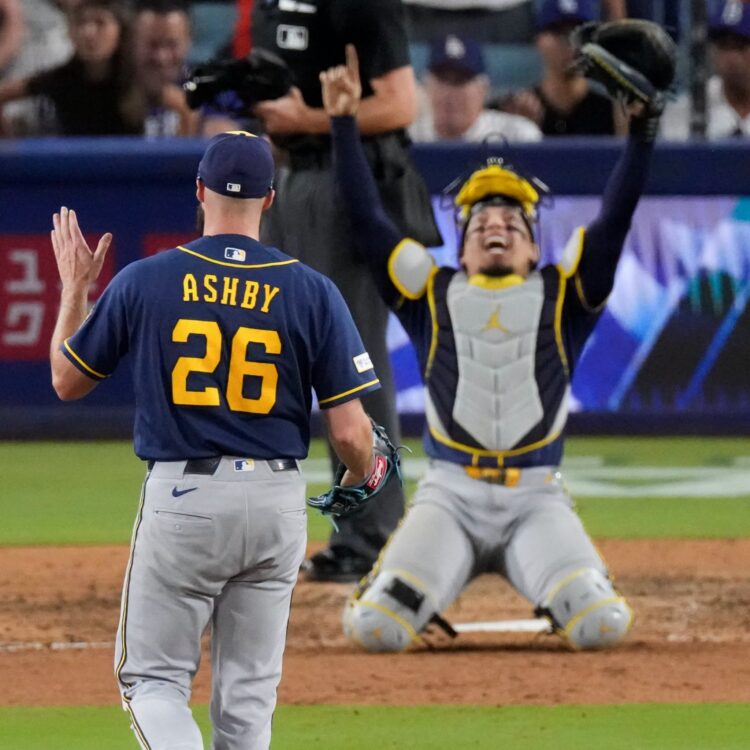 Los Cerveceros de Milwaukee celebran tras barrer a los Dodgers de Los Ángeles, para avanzar a la Serie Mundial de la MLB. Foto: Milwaukee Brewers / Facebook.