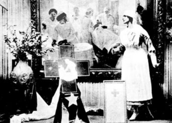 Con motivo del Día de la Enfermera, en 1924 la tienda El Encanto adornó una de sus vidrieras con el cuadro de Esteban Valderrama que representaba al doctor Fortún practicando su histórica operación cesárea. Foto: Carteles, 22 de junio de 1924.