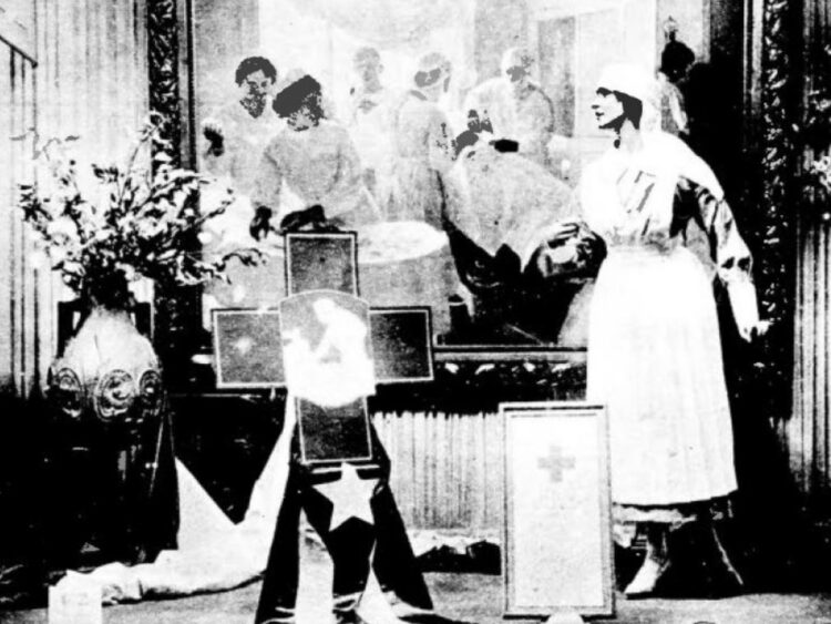 Con motivo del Día de la Enfermera, en 1924 la tienda El Encanto adornó una de sus vidrieras con el cuadro de Esteban Valderrama que representaba al doctor Fortún practicando su histórica operación cesárea. Foto: Carteles, 22 de junio de 1924.