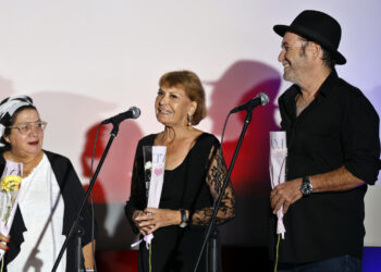 El cineasta y actor Jorge Perugorría y la actriz cubana Mirta Ibarra (c) hablan durante el estreno de la película 'Neurótica Anónima', aspirante a una nominación al Premio Goya como mejor película iberoamericana. Foto: Ernesto Mastrascusa/EFE