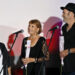 El cineasta y actor Jorge Perugorría y la actriz cubana Mirta Ibarra (c) hablan durante el estreno de la película 'Neurótica Anónima', aspirante a una nominación al Premio Goya como mejor película iberoamericana. Foto: Ernesto Mastrascusa/EFE
