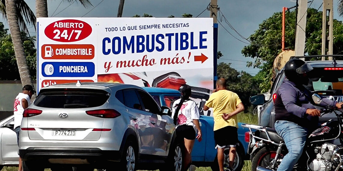Autos en una estación de combustible al este de La Habana. Foto: Ernesto Mastrascusa/EFE.