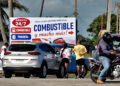 Autos en una estación de combustible al este de La Habana. Foto: Ernesto Mastrascusa/EFE.