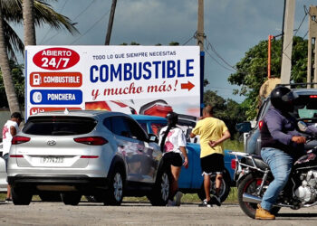 Autos en una estación de combustible al este de La Habana. Foto: Ernesto Mastrascusa/EFE.