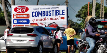 Autos en una estación de combustible al este de La Habana. Foto: Ernesto Mastrascusa/EFE.