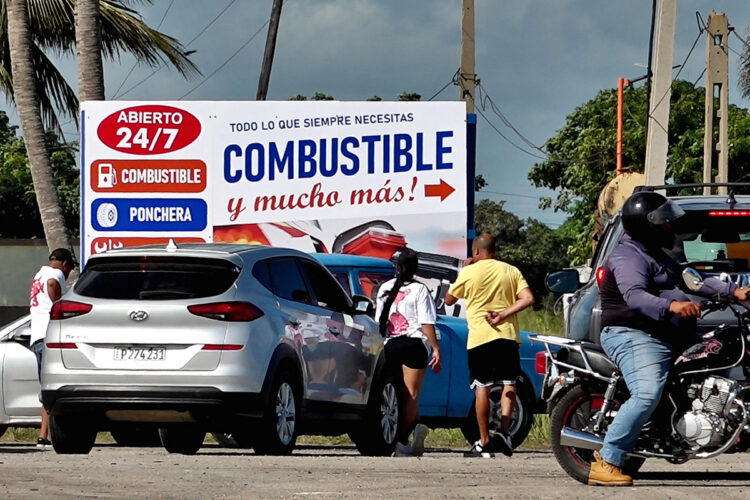 Autos en una estación de combustible al este de La Habana. Foto: Ernesto Mastrascusa/EFE.
