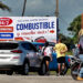 Autos en una estación de combustible al este de La Habana. Foto: Ernesto Mastrascusa/EFE.