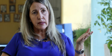 La ministra de Educación de Cuba, Naima Ariatne Trujillo Barreto, habla durante una entrevista con EFE. Foto: Ernesto Mastrascusa / EFE.