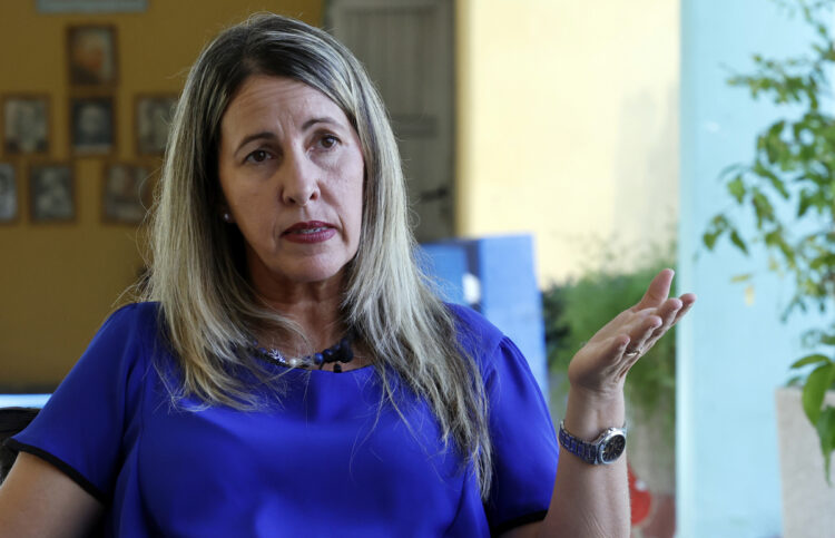 La ministra de Educación de Cuba, Naima Ariatne Trujillo Barreto, habla durante una entrevista con EFE. Foto: Ernesto Mastrascusa / EFE.