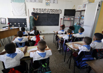 Una profesora da clase en una escuela de educación especial, en La Habana. Foto: Ernesto Mastrascusa/EFE.