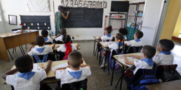 Una profesora da clase en una escuela de educación especial, en La Habana. Foto: Ernesto Mastrascusa/EFE.