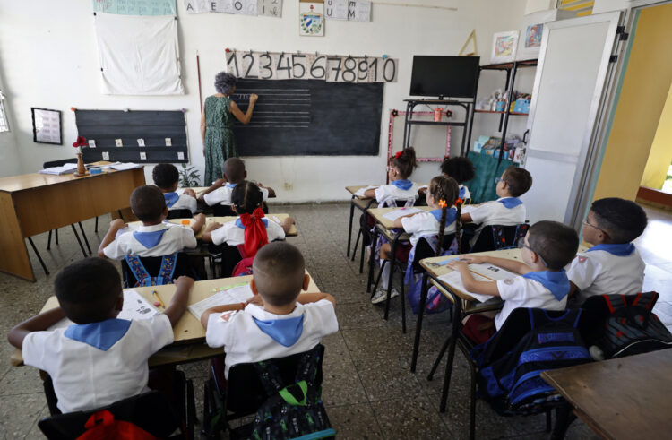 Una profesora da clase en una escuela de educación especial, en La Habana. Foto: Ernesto Mastrascusa/EFE.