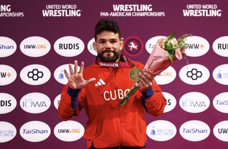Luis Alberto Orta en el podio del Campeonato Mundial de Luchas Astana 2026. Foto: UWW