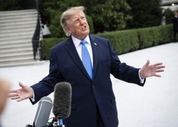 Trump habla con la prensa en los jardines de la Casa Blanca. Foto: GRAEME SLOAN / POOL/EFE/EPA