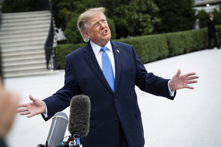 Trump habla con la prensa en los jardines de la Casa Blanca. Foto: GRAEME SLOAN / POOL/EFE/EPA