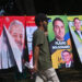 Un hombre camina frente a una tienda informal de banderas con la imagen del presidente de Brasil y candidato a la reelección, Luiz Inácio Lula da Silva y del candidato presidencial, Flávio Bolsonaro. Foto: EFE/Andre Borges.