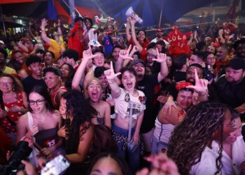 Lula da Silva, ganó la segunda vuelta de las elecciones con un 51,74 % de los votos, frente al 48,26 % del senador ultraderechista Flávio Bolsonaro, en una remontada inédita en la historia democrática del país, según los resultados oficiales con el 97,69 % de las urnas escrutadas. Foto: EFE/ Andre Coelho