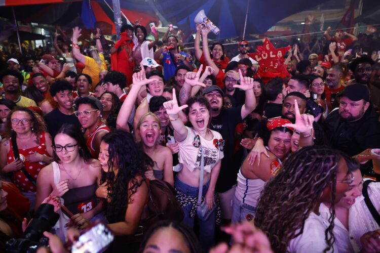 Lula da Silva, ganó la segunda vuelta de las elecciones con un 51,74 % de los votos, frente al 48,26 % del senador ultraderechista Flávio Bolsonaro, en una remontada inédita en la historia democrática del país, según los resultados oficiales con el 97,69 % de las urnas escrutadas. Foto: EFE/ Andre Coelho