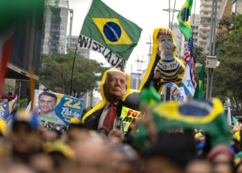 Seguidores de Flavio Bolsonaro exhiben un muñeco inflable con la imagen del presidente de Estados Unidos, Donald Trump, durante una manifestación el 7 de septiembre de 2026 en la avenida Paulista de São Paulo. Foto: Isaac Fontana/EFE.