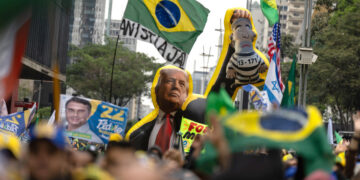 Seguidores de Flavio Bolsonaro exhiben un muñeco inflable con la imagen del presidente de Estados Unidos, Donald Trump, durante una manifestación el 7 de septiembre de 2026 en la avenida Paulista de São Paulo. Foto: Isaac Fontana/EFE.