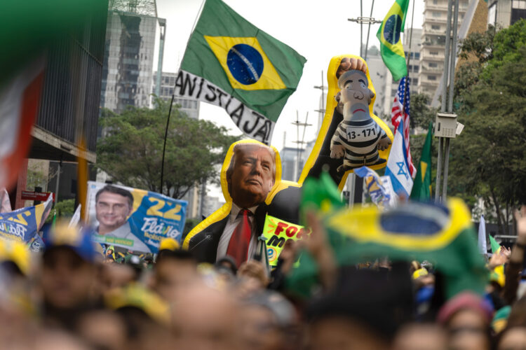Seguidores de Flavio Bolsonaro exhiben un muñeco inflable con la imagen del presidente de Estados Unidos, Donald Trump, durante una manifestación el 7 de septiembre de 2026 en la avenida Paulista de São Paulo. Foto: Isaac Fontana/EFE.