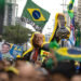 Seguidores de Flavio Bolsonaro exhiben un muñeco inflable con la imagen del presidente de Estados Unidos, Donald Trump, durante una manifestación el 7 de septiembre de 2026 en la avenida Paulista de São Paulo. Foto: Isaac Fontana/EFE.