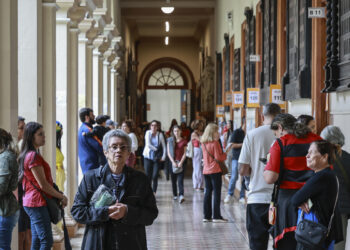 Personas esperan para votar este domingo, durante las elecciones presidenciales, legislativas y regionales, en el barrio de Botafogo en Río de Janeiro (Brasil). Foto: EFE/André Coelho.