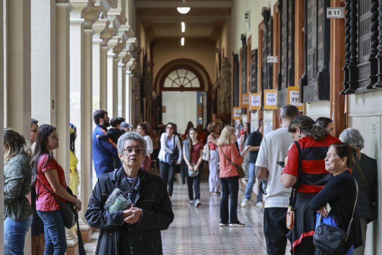 Personas esperan para votar este domingo, durante las elecciones presidenciales, legislativas y regionales, en el barrio de Botafogo en Río de Janeiro (Brasil). Foto: EFE/André Coelho.
