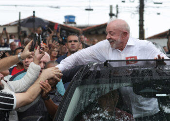 El presidente de Brasil y candidato a la reelección Luiz Inácio Lula da Silva saluda a sus seguidores tras votar en la segunda vuelta de las elecciones presidenciales este domingo, en la Escuela Estatal João Firmino Correia de Araújo, en São Bernardo do Campo, en el estado de São Paulo (Brasil). Foto: EFE/ Sebastião Moreira.