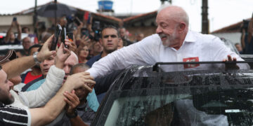 El presidente de Brasil y candidato a la reelección Luiz Inácio Lula da Silva saluda a sus seguidores tras votar en la segunda vuelta de las elecciones presidenciales este domingo, en la Escuela Estatal João Firmino Correia de Araújo, en São Bernardo do Campo, en el estado de São Paulo (Brasil). Foto: EFE/ Sebastião Moreira.