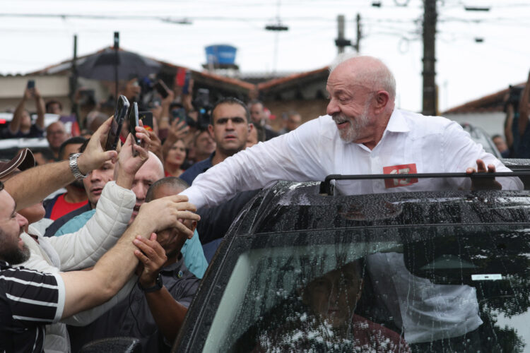 El presidente de Brasil y candidato a la reelección Luiz Inácio Lula da Silva saluda a sus seguidores tras votar en la segunda vuelta de las elecciones presidenciales este domingo, en la Escuela Estatal João Firmino Correia de Araújo, en São Bernardo do Campo, en el estado de São Paulo (Brasil). Foto: EFE/ Sebastião Moreira.
